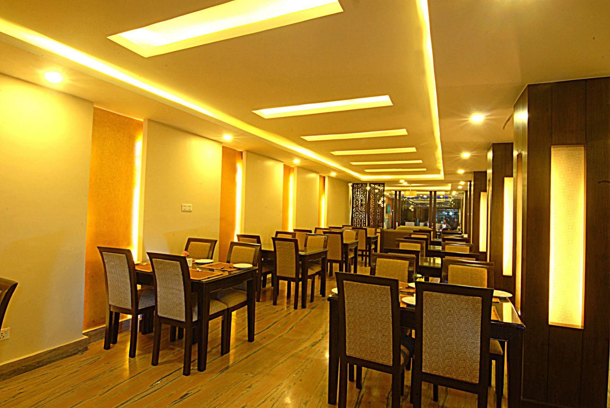 Kathmandu Grand Hotel Buitenkant foto